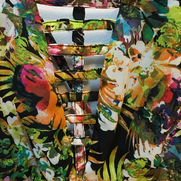 Beautiful and Fun Floral Dress - Picture 3 of 5